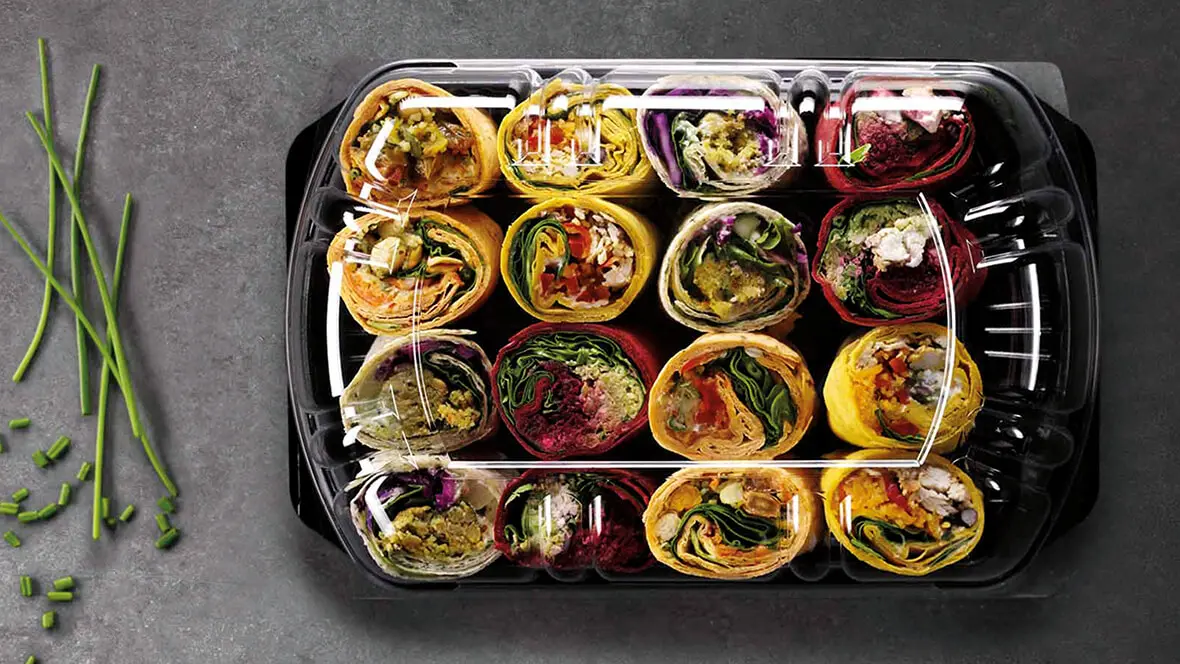 In einem Convenience-Tray sieht man verschiedene Wraps mit unterschiedlichen Füllungen.