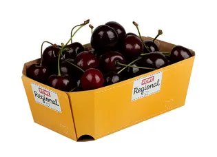 Freigestelltes Bild zeigt eine Kartonschale mit Kirschen der Handelsmarke REWE.