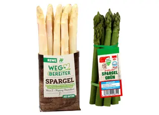 Freigestelltes Bild zeigt weißen Spargel in einer Papiertüte und grünen Spargel mit Elastitag-Banderole der Handelsmarke REWE.