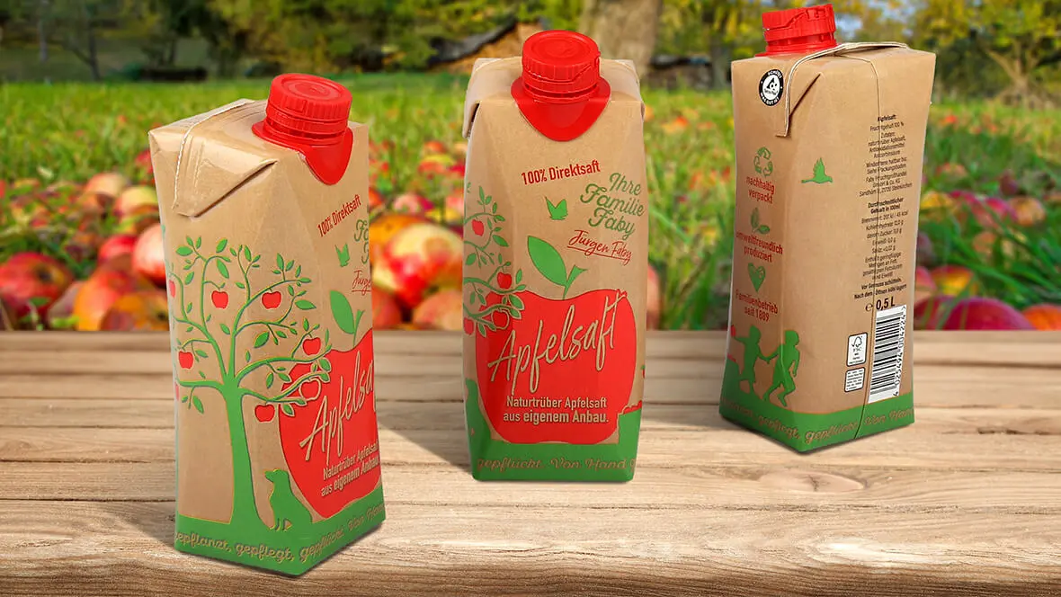Auf einem Tisch stehen von L&S gestaltete Tetra-Packs mit Apfelsaft.