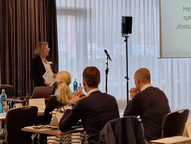 Claudia Schuh hält einen Vortrag beim Fachaustausch bei "Kreiswirtschaft aktuell"