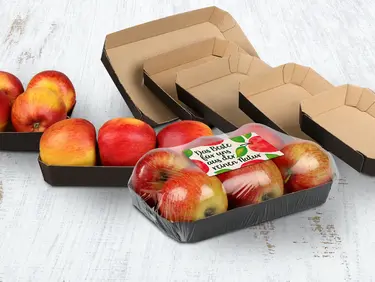 Mehrere Trägerschalen mit Äpfel, von denen eine mit Non-PVC-Folie verschlossen ist