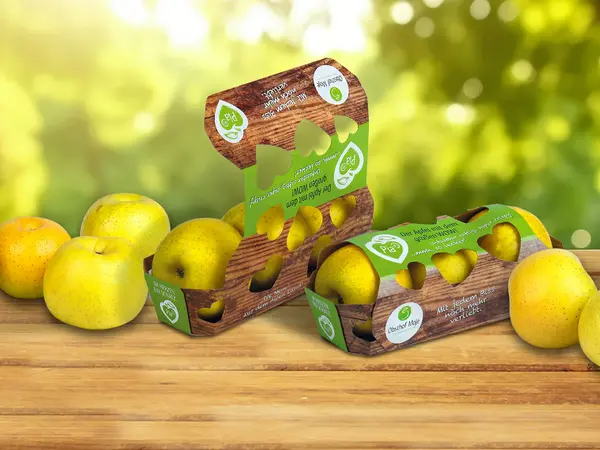 Auf einem Tisch lieben knackige gelb-grüne Äpfel sowie 3 Stück in einer Obstverpackung