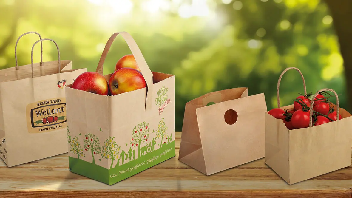 Auf einem Tisch stehen 4 unterschiedliche Arten von Papierbeutel und Papiertaschen für Obst und Gemüse