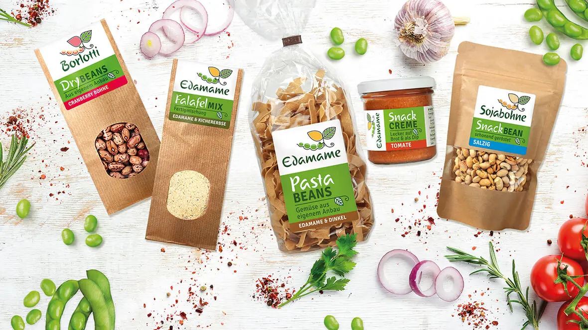 Collage aus verschiedenen Lebensmittelverpackungen wie Knotenbeutel, Einmachgläser und Einschlagpapieren für Falafel, Paste, Bohnen und Tomaten-Dip.