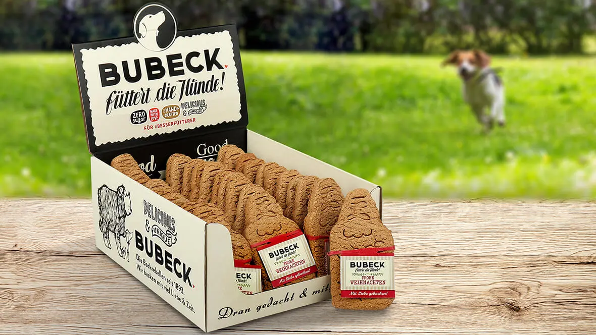 Auf einem Tisch steht ein Display mit Hundesnacks, mit einem von L&S gestalteten Elastitag.