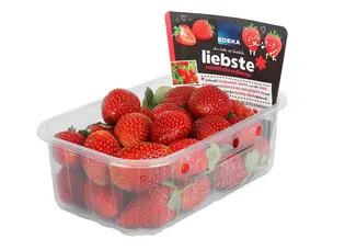 Freigestelltes Bild einer Kunststoff-Verpackung mit Erdbeeren für die Handelsmarke EDEKA - liebste.