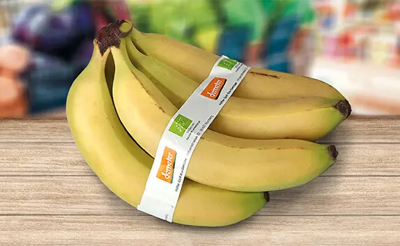 Auf einem Tisch liegt Stauden-Sellerie, der mit der LS Klebebandbanderole aus Polypropylen gekennzeichnet ist.